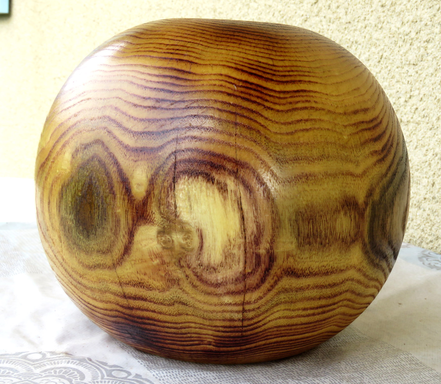 Vase en robinier brûlé