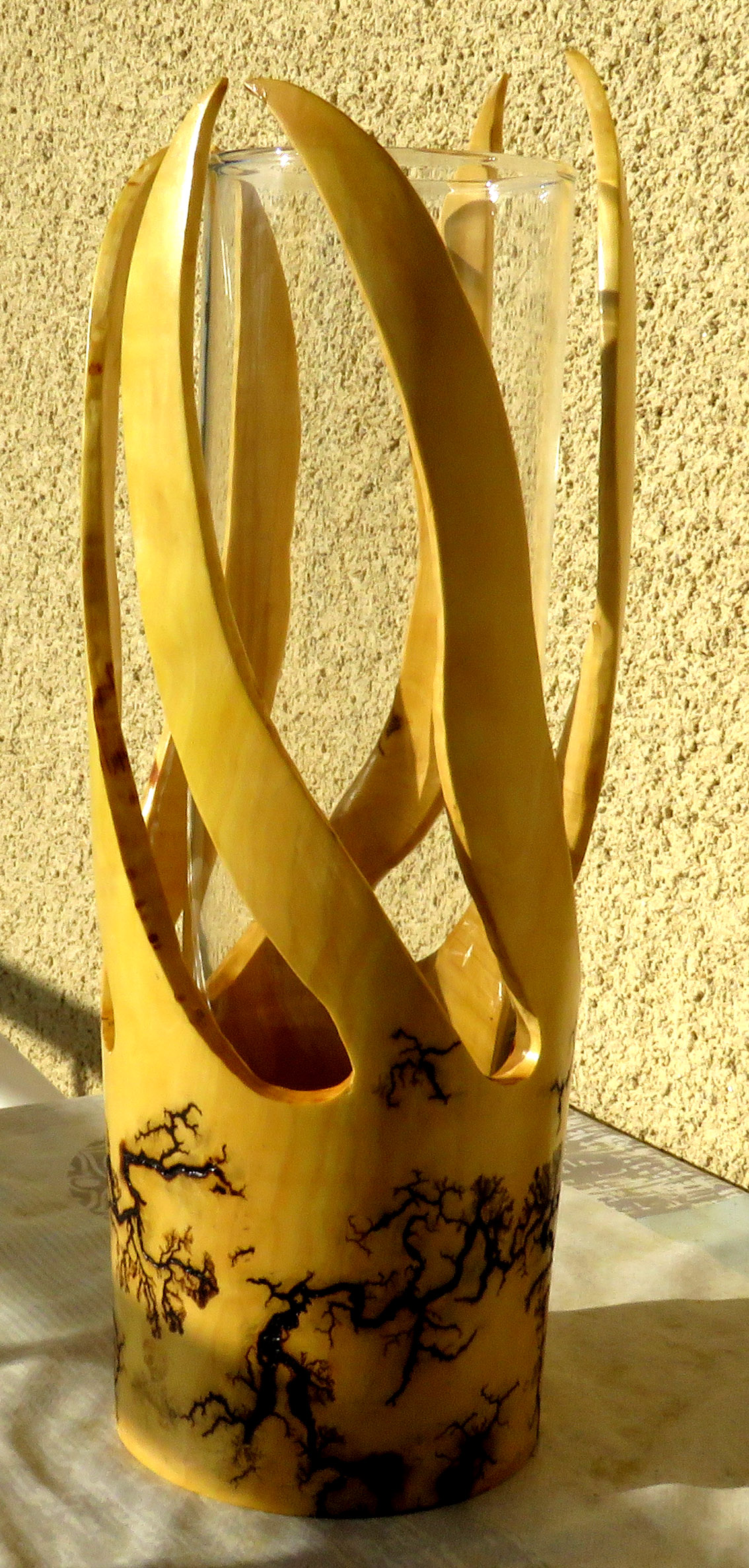 Vase en buis, pierre et méthode Lichtenberg