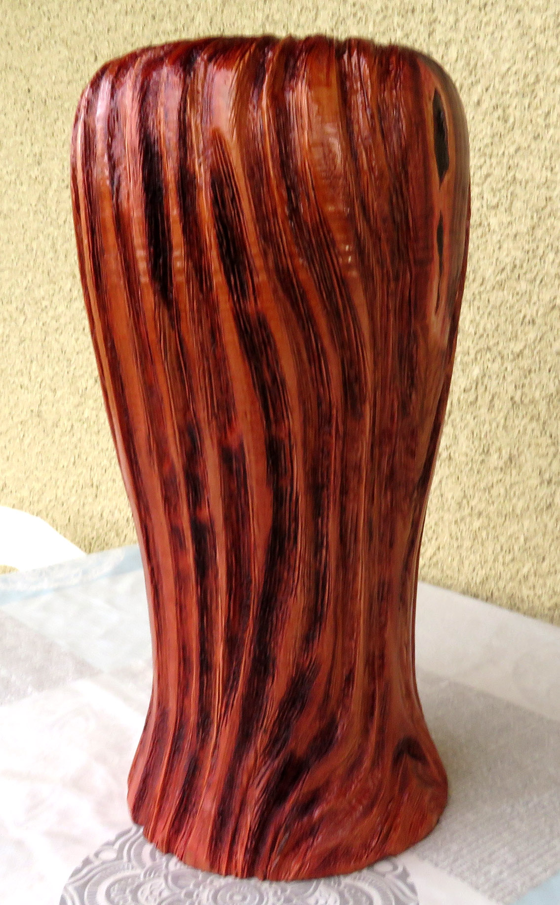 Vase en séquoia, texturé